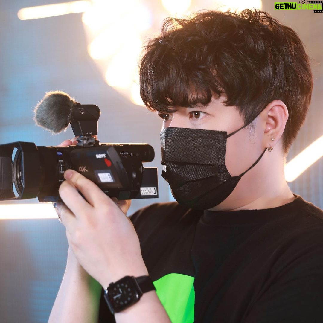 Shindong - 142.6K Likes - #justcolor #촬영중 #열일중 #왜잘나온거지? ㅎㅎㅎ