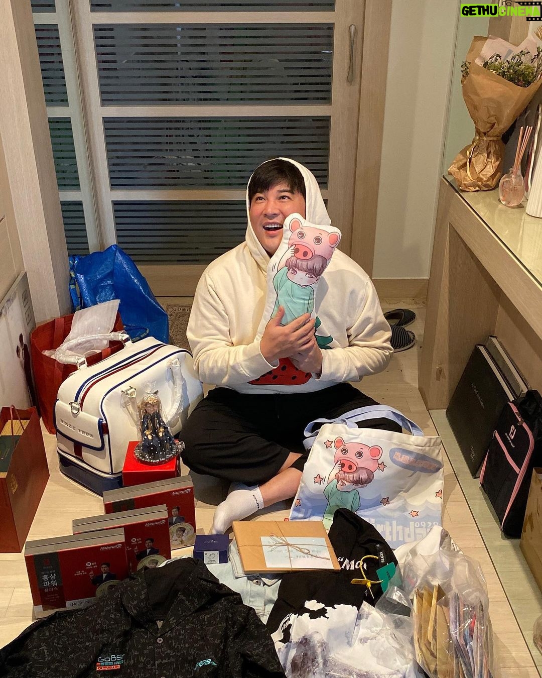 Shindong Instagram - #아직생일아님 #생일은9월28일 #벌써생일 #고마워요 #잘받았어요 #인증샷