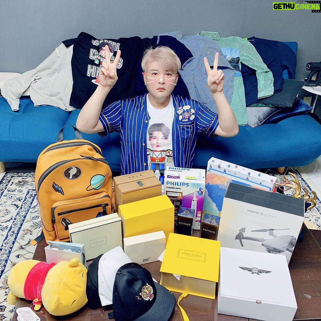 Shindong - 135.7K Likes - #인증샷 #어리둥절 #그래도브이 #감사합니다 #xiexie