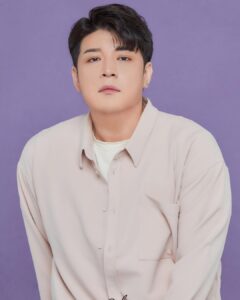Shindong Instagram - 대박사건---!! 너무 잘나와서 민망해 ㅋㅋㅋㅋㅋㅋㅋ 만족만족!! 감사합니다.. 인생샷 나왔네유~ㅠㅠ #신동 #증명사진 #콜로르 #홍대증명사진 #컬러증명사진 #홍대스튜디오
