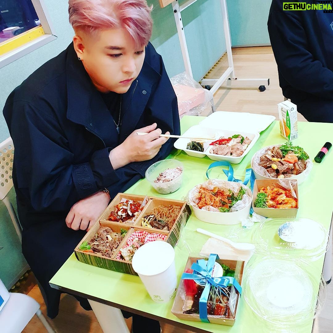 Shindong - 146.6K Likes - #인증샤샤샤샤샤샷 #제육조아 #다른것도좋았어 #잘했어
