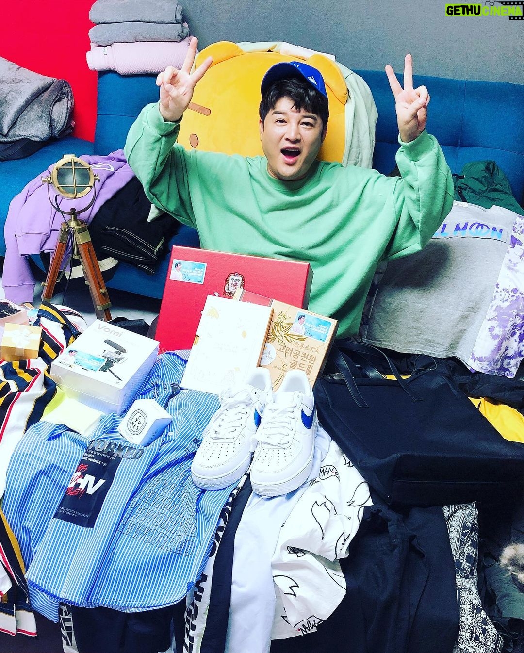 Shindong Instagram - #생일선물 #고맙습니다 #감동 행복한 표정 보이지? ㅎㅎㅎㅎ #인증샷