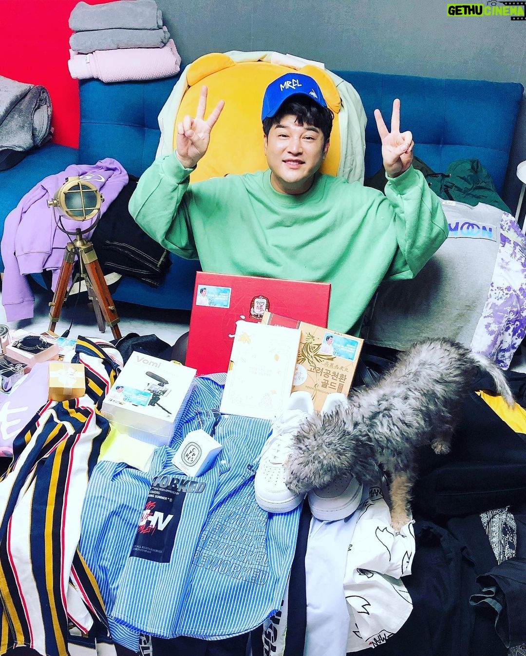 Shindong Instagram - #생일선물 #고맙습니다 #감동 행복한 표정 보이지? ㅎㅎㅎㅎ #인증샷