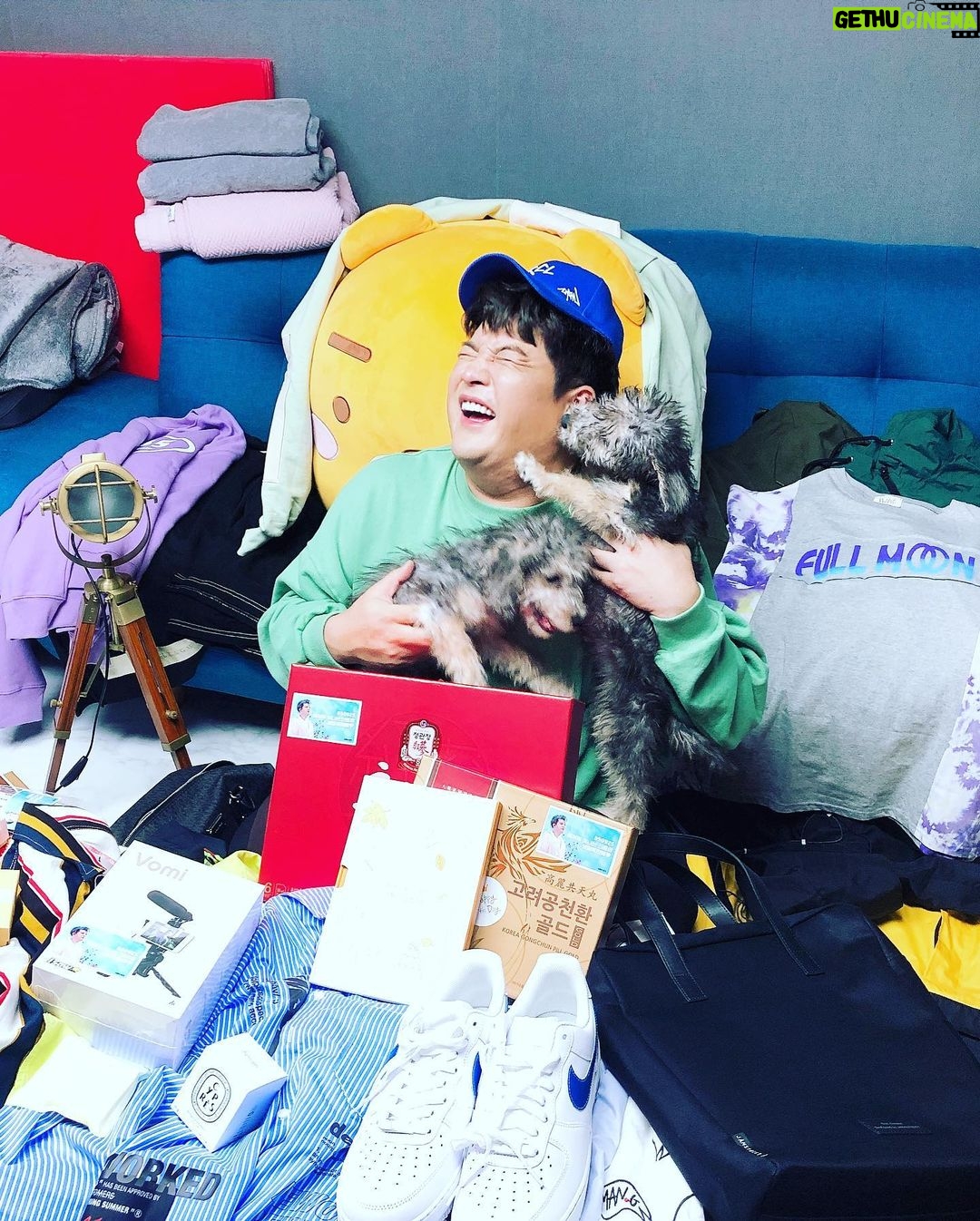 Shindong Instagram - #생일선물 #고맙습니다 #감동 행복한 표정 보이지? ㅎㅎㅎㅎ #인증샷