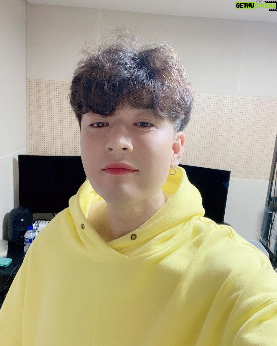 Shindong Instagram - 잠시후 #밤10시 #유튜브라이브 할꺼야! #신동댕동 에서 만나요~~^^