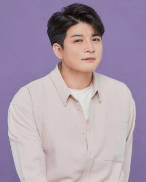 Shindong Instagram - 대박사건---!! 너무 잘나와서 민망해 ㅋㅋㅋㅋㅋㅋㅋ 만족만족!! 

감사합니다.. 인생샷 나왔네유~ㅠㅠ

#신동 #증명사진 #콜로르 #홍대증명사진 #컬러증명사진 #홍대스튜디오