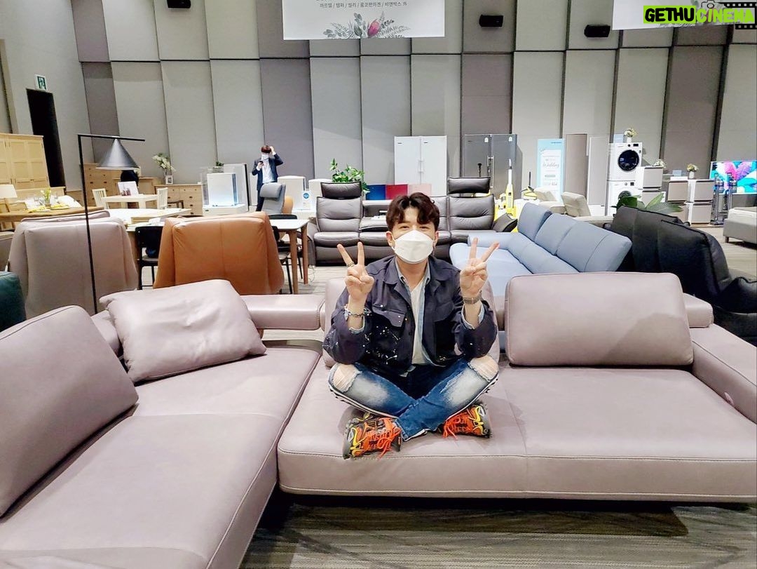 Shindong - 149.8K Likes - 이게 제일 맘에들어요!!!
이사준비 그리고 랜선집들이 할꺼야.
조금만기다려
YOUTUBE 랜선집들이 준비중입니다!!
신동댕동으로도 찍어서 올릴께요!!
식탁도 봐야하는데.. ㅎㅎ 씐난다
#기대하시라
.
.
.
#polipol #폴리폴 #독일소파 #리클라이너 #수입소파
#porcelcasa #포르셀까사 #세라믹식탁 #원목식탁 #식탁 #천연소재 #이태리세라믹
#francoferri #프랑코페리 #이태리소파 #명품소파
#italialiving #이탈리아리빙 #가죽소파 #천연가죽소파 #소파추천
#신동추천 #신동픽 #신동pick
#현대백화점 #현대백화점판교점 #hyundaidepartmentstore #팝업스토어 #팝업행사
