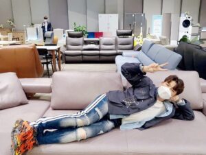 Shindong Instagram - 이게 제일 맘에들어요!!!
이사준비 그리고 랜선집들이 할꺼야.
조금만기다려
YOUTUBE 랜선집들이 준비중입니다!!
신동댕동으로도 찍어서 올릴께요!!
식탁도 봐야하는데.. ㅎㅎ 씐난다
#기대하시라
.
.
.
#polipol #폴리폴 #독일소파 #리클라이너 #수입소파
#porcelcasa #포르셀까사 #세라믹식탁 #원목식탁 #식탁 #천연소재 #이태리세라믹
#francoferri #프랑코페리 #이태리소파 #명품소파
#italialiving #이탈리아리빙 #가죽소파 #천연가죽소파 #소파추천
#신동추천 #신동픽 #신동pick
#현대백화점 #현대백화점판교점 #hyundaidepartmentstore #팝업스토어 #팝업행사