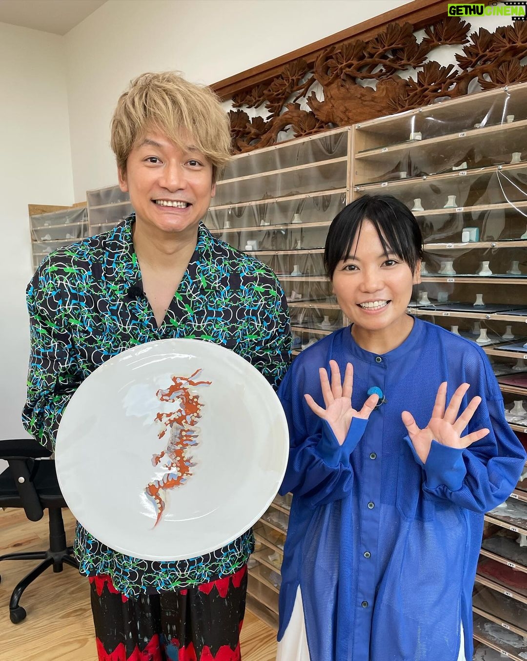 Shingo Katori Instagram - 本日20日19時より MRO北陸放送の特別番組 『 絶好調W〜香取慎吾いしかわアート旅 』 金沢のアーティスト #牟田陽日 さん @yoca_muta #大森慶宣 さん @onestrokeart とのアート時間に笑顔が溢れました。 制作した作品は #21世紀美術館 での僕の個展 #whoamitour に展示しています。 是非遊びに来てください! #絶好調W TVerでも22日〜配信予定