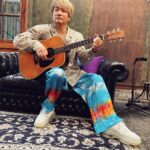 Shingo Katori Instagram - #朝日新聞 #地図を広げて #ヤンチェオンテンバール #jantje_ontembaar #バレンシアガ #balenciaga #ギター #guitar #天国うまれ