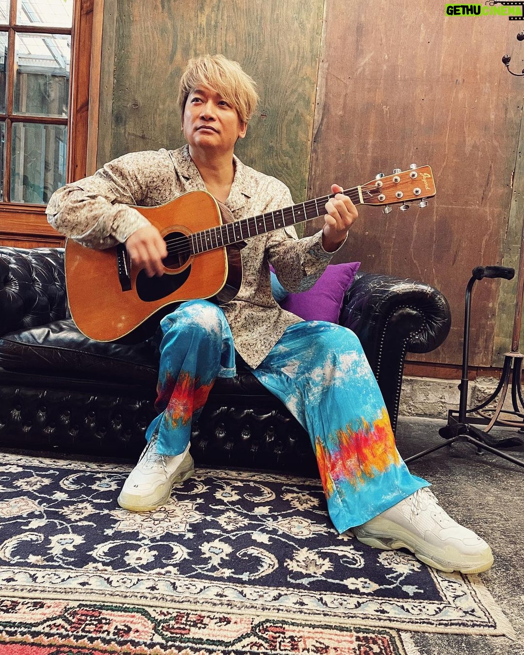 Shingo Katori Instagram - #朝日新聞 #地図を広げて #ヤンチェオンテンバール #jantje_ontembaar #バレンシアガ #balenciaga #ギター #guitar #天国うまれ
