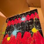 Shingo Katori Instagram – 『SINGIN’IN THE RAIN』
傘を描いた上に
雨をバシャ〜ってやろうと
床に置いたキャンバスをダンボールで囲んで
おもいっきり一発勝負
気持ち良くバシャ〜って
とってもイイ感じにバシャ〜って
イイ感じすぎて
靴にもバシャ〜って
#jantje_ontembaar の新作の絵です。
靴は個展に展示しています。 #WhoAmITour
#ヤンチェオンテンバール #J_O