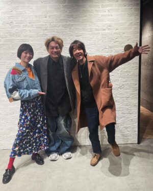 Shingo Katori Instagram - " 眩しい未来 "
香取慎吾と草彅剛のユニット
SingTuyo (しんつよ)の新曲です。

上野樹里ちゃん作詞、和田唱さん作曲です。

お正月の武道館での新しい地図ファンミーティングのために作りました。

昨日の、つよぽんと僕のラジオ『パワスプ』で流れました。radikoで聴けるかな。

いつか配信出来たら嬉しいです！

唱さん、樹里ちゃん、素敵な歌をありがとう！
@sho_wada_triceratops 
@_juri_art_ 

#眩しい未来
#SingTuyo
#しんつよ
#慎吾と剛のユニット
#2018年にKISSismylifeをリリース
#眩しい未来は6年ぶり2曲目のリリース
#いやCDにもなっていなく配信もされていないからリリースとは言わないのか
#パワスプ
#慎吾と剛のラジオ
#来年30周年のラジオ
#bayfm
#草彅剛
#香取慎吾
#上野樹里
#和田唱