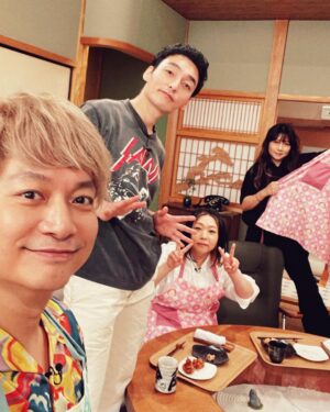 Shingo Katori Instagram - 良き良きアットホーム
つよぽんが大阪に広げた新しい地図 #うさかめ
@tsuyoshikusanagi_official 
@yasuyo_unabara 
@tomocolovesmile