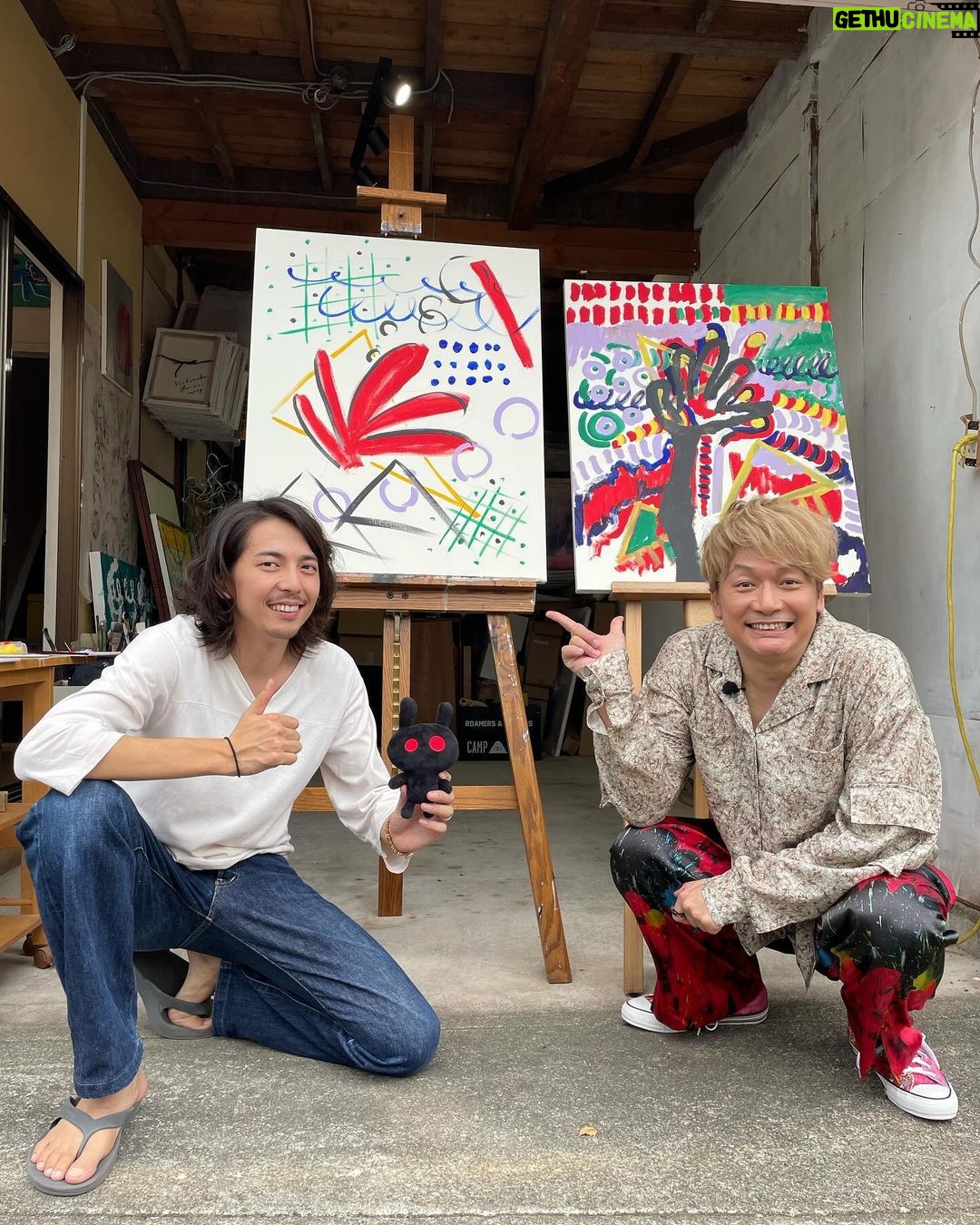 Shingo Katori Instagram - 本日20日19時より MRO北陸放送の特別番組 『 絶好調W〜香取慎吾いしかわアート旅 』 金沢のアーティスト #牟田陽日 さん @yoca_muta #大森慶宣 さん @onestrokeart とのアート時間に笑顔が溢れました。 制作した作品は #21世紀美術館 での僕の個展 #whoamitour に展示しています。 是非遊びに来てください! #絶好調W TVerでも22日〜配信予定