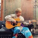 Shingo Katori Instagram - #朝日新聞 #地図を広げて #ヤンチェオンテンバール #jantje_ontembaar #バレンシアガ #balenciaga #ギター #guitar #天国うまれ