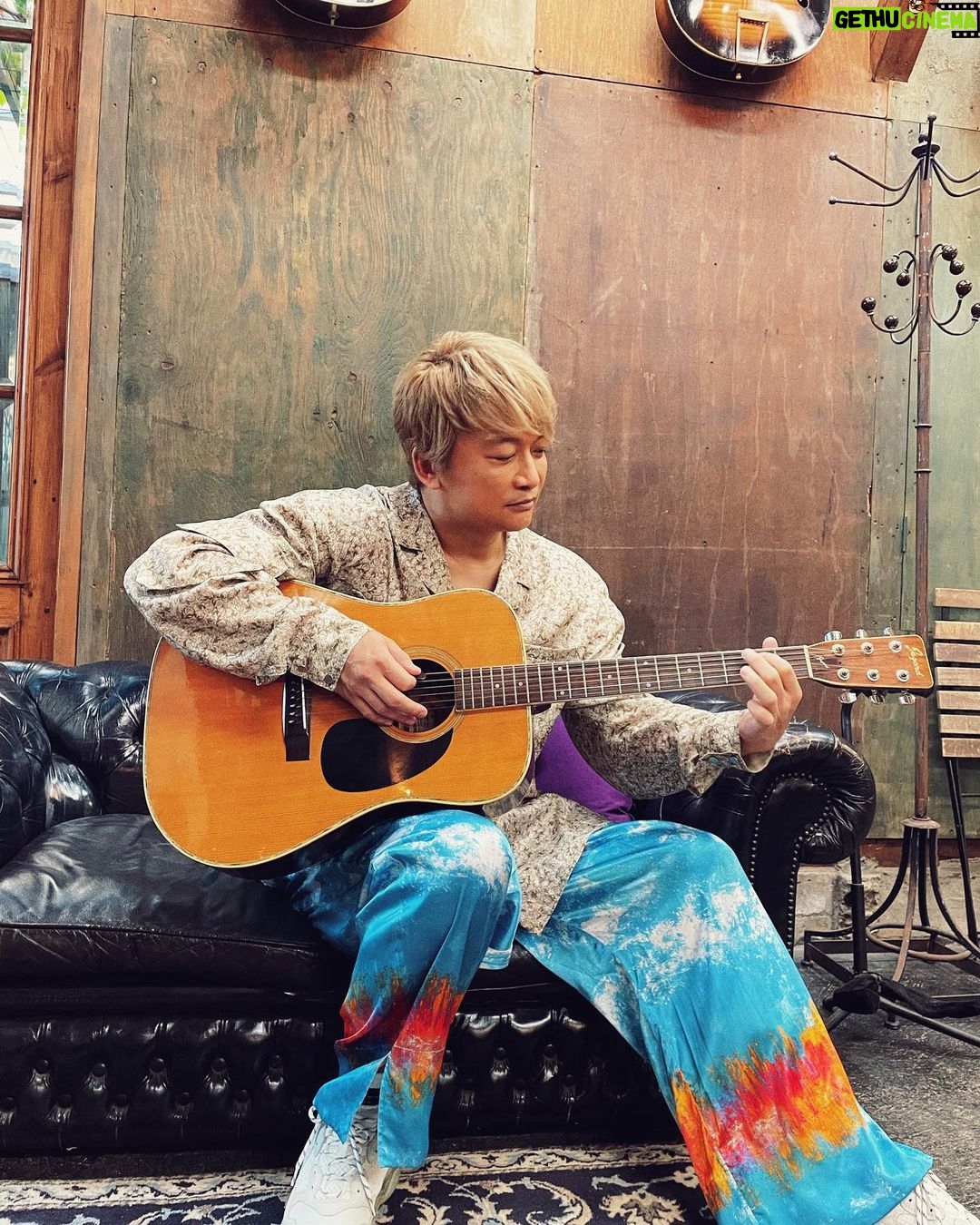 Shingo Katori Instagram - #朝日新聞 #地図を広げて #ヤンチェオンテンバール #jantje_ontembaar #バレンシアガ #balenciaga #ギター #guitar #天国うまれ