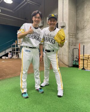 Shingo Katori Instagram - 始球式じゃないんだって
セレモニアルピッチなんだって
セレモニアピッチじゃないよ
セレモニアルピッチなんだって
やったよ！できたよ！
#sbhawks