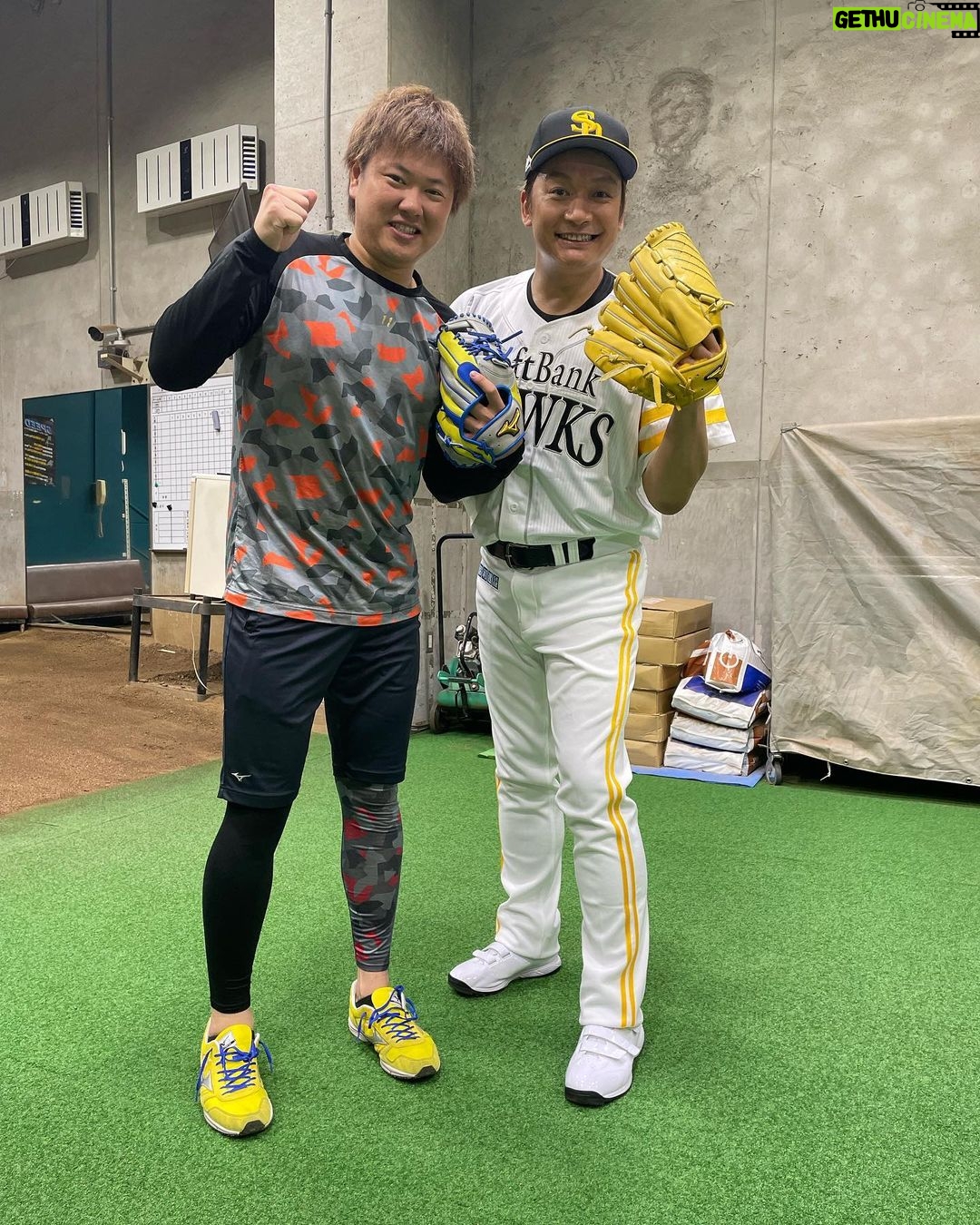 Shingo Katori - 95.4K Likes - 始球式じゃないんだって
セレモニアルピッチなんだって
セレモニアピッチじゃないよ
セレモニアルピッチなんだって
やったよ!できたよ!
#sbhawks
