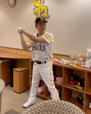 Shingo Katori Instagram - 始球式じゃないんだって
セレモニアルピッチなんだって
セレモニアピッチじゃないよ
セレモニアルピッチなんだって
やったよ！できたよ！
#sbhawks
