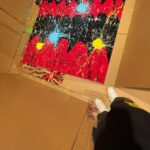 Shingo Katori Instagram – 『SINGIN’IN THE RAIN』
傘を描いた上に
雨をバシャ〜ってやろうと
床に置いたキャンバスをダンボールで囲んで
おもいっきり一発勝負
気持ち良くバシャ〜って
とってもイイ感じにバシャ〜って
イイ感じすぎて
靴にもバシャ〜って
#jantje_ontembaar の新作の絵です。
靴は個展に展示しています。 #WhoAmITour
#ヤンチェオンテンバール #J_O