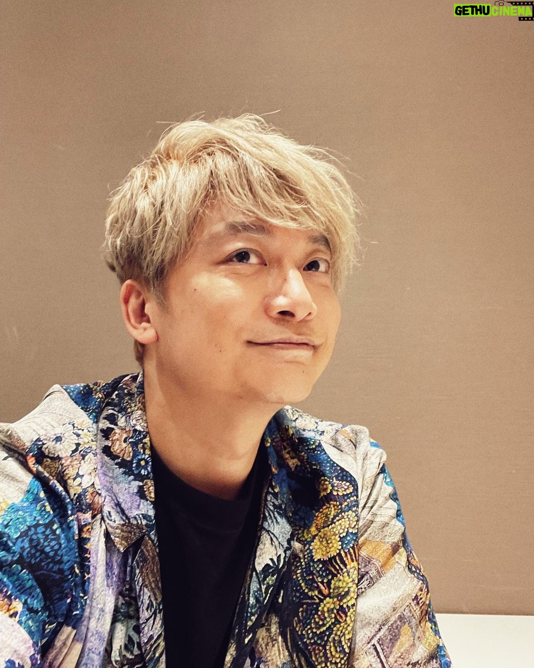 Shingo Katori - 73.7K Likes - #WhoAmITour
大阪に行ってきたよ
個展会場で観に来てくれた皆さんとお話ししたり
ライブペインティングで新大阪駅前にある
なんかタワーみたいなやつ描いたり
ラジオに呼んでもらったり
テレビにも出ちゃったり
楽しかったよ!
大阪城撮って
もうちょい引いて大阪城ホールも入れようって写真撮ったら
あいついるやん!城ホールの前にも、あいついるやん!!
#なんかタワーみたいなやつ
いるやん!!!
今日は北海道にいます。
真駒内セキスイハイムアイスアリーナでファンミーティングです。
今日も笑顔で!