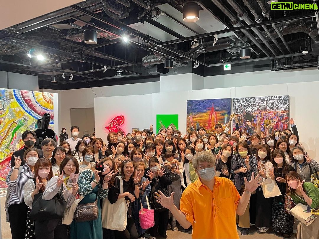 Shingo Katori Instagram - やっと遊びに行けたよ #大阪 で開催中の #慎吾 ちゃんの #個展 会場 #グランフロント大阪 みんなとたっぷりお話できて #ライブペインティング も! 大阪っぽいの描いて!のリクエストに 新大阪の駅前ロータリーにある なんかタワーみたいなやつ描いたよ とっても楽しかったです #WhoAmITour in大阪
