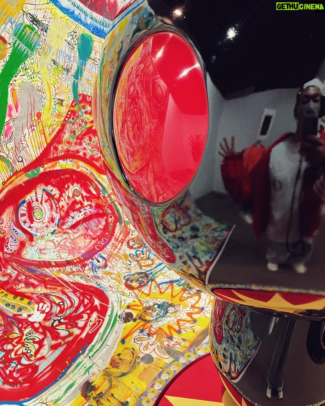 Shingo Katori Instagram - 昨日の夜は 明日から #グランフロント大阪 で始まる個展の設営に行ったぞ 渋谷ヒカリエから大阪にやって来た #WhoAmITour 会場が変わり、また違った雰囲気で、良きですよ! LIVEは今日が大阪最終日 今日も歌って踊ってみんなで Let's大阪!楽しみまする! #BlackRabbit