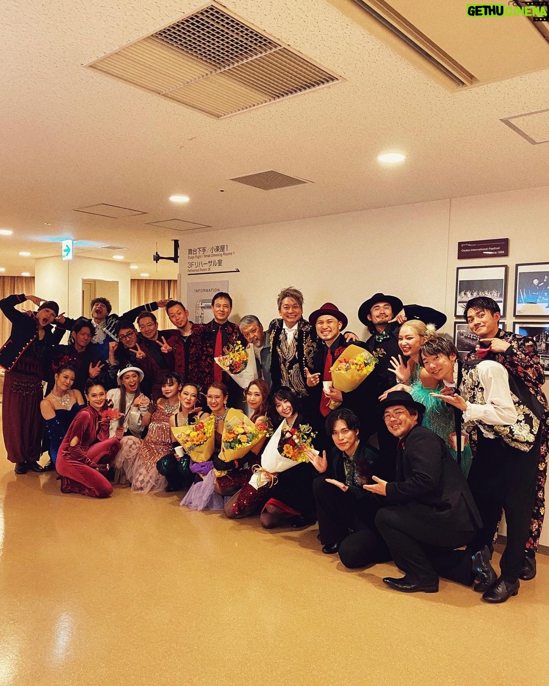 Shingo Katori Instagram - 昨日から 大阪 #フェスティバルホール でLIVEやってます。 明日19日まで。楽しい! #SNGdancers #SNGband に 4月のお誕生日が多い事を発見 昨日終演後お誕生会! ライブしながら20日からの個展の設営しながら ハッピーに包まれた大阪です! #BlackRabbit #WhoAmITour