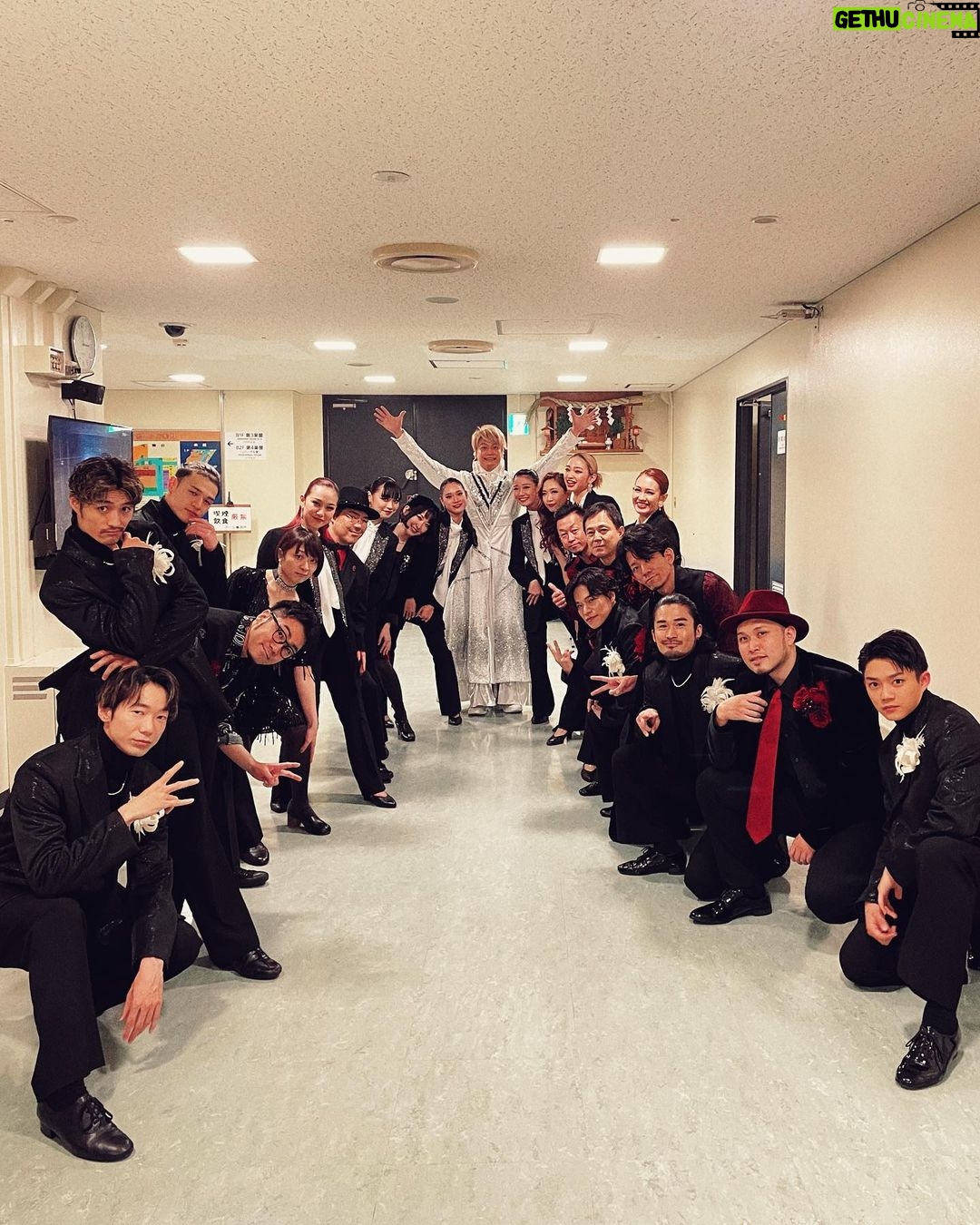 Shingo Katori Instagram - NHKホール3日間楽しかったぁ。ありがとう。子供の頃初めてのドラマに緊張した事、大河ドラマのプレッシャーに飲み込まれそうになった事、紅白歌合戦で一瞬の短い自分のソロパートが上手く歌えずへこんで、その年を終えた時の事。沢山のNHKでの、僕を強く成長させてくれた思い出に包まれながら、幸せいっぱいな3日間でした! 次は大阪 愛知 石川 福島 福岡 全国ぴょんぴょん飛び回ります。 #BlackRabbit で一緒に幸せ時間を抱きしめましょう! *素敵なホールを歩き回ってみた。グッズ売り場の後ろが岡本太郎で驚き、感動の香取慎吾。
