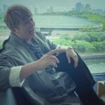Shingo Katori Instagram - #WhoAmITour 大阪に行ってきたよ 個展会場で観に来てくれた皆さんとお話ししたり ライブペインティングで新大阪駅前にある なんかタワーみたいなやつ描いたり ラジオに呼んでもらったり テレビにも出ちゃったり 楽しかったよ！ 大阪城撮って もうちょい引いて大阪城ホールも入れようって写真撮ったら あいついるやん！城ホールの前にも、あいついるやん！！ #なんかタワーみたいなやつ いるやん！！！ 今日は北海道にいます。 真駒内セキスイハイムアイスアリーナでファンミーティングです。 今日も笑顔で！