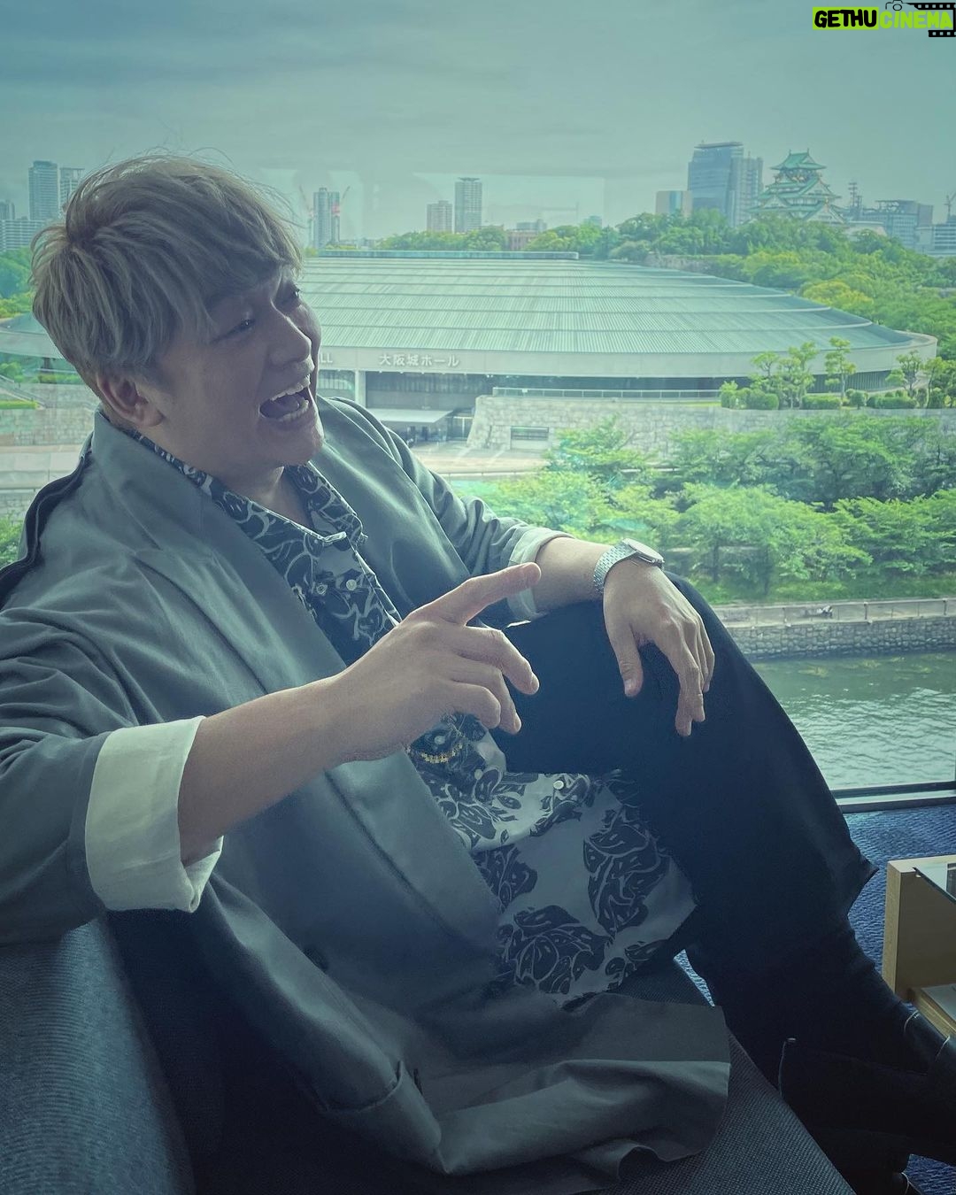 Shingo Katori - 73.7K Likes - #WhoAmITour
大阪に行ってきたよ
個展会場で観に来てくれた皆さんとお話ししたり
ライブペインティングで新大阪駅前にある
なんかタワーみたいなやつ描いたり
ラジオに呼んでもらったり
テレビにも出ちゃったり
楽しかったよ!
大阪城撮って
もうちょい引いて大阪城ホールも入れようって写真撮ったら
あいついるやん!城ホールの前にも、あいついるやん!!
#なんかタワーみたいなやつ
いるやん!!!
今日は北海道にいます。
真駒内セキスイハイムアイスアリーナでファンミーティングです。
今日も笑顔で!