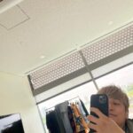 Shingo Katori Instagram - #WhoAmITour 大阪に行ってきたよ 個展会場で観に来てくれた皆さんとお話ししたり ライブペインティングで新大阪駅前にある なんかタワーみたいなやつ描いたり ラジオに呼んでもらったり テレビにも出ちゃったり 楽しかったよ！ 大阪城撮って もうちょい引いて大阪城ホールも入れようって写真撮ったら あいついるやん！城ホールの前にも、あいついるやん！！ #なんかタワーみたいなやつ いるやん！！！ 今日は北海道にいます。 真駒内セキスイハイムアイスアリーナでファンミーティングです。 今日も笑顔で！