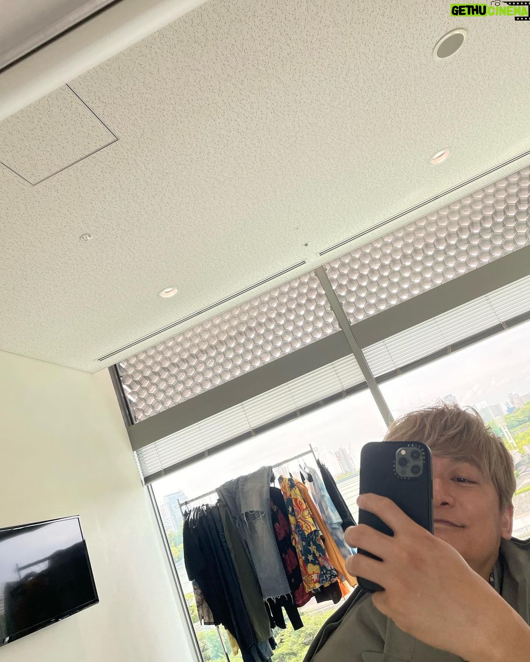 Shingo Katori - 73.7K Likes - #WhoAmITour
大阪に行ってきたよ
個展会場で観に来てくれた皆さんとお話ししたり
ライブペインティングで新大阪駅前にある
なんかタワーみたいなやつ描いたり
ラジオに呼んでもらったり
テレビにも出ちゃったり
楽しかったよ!
大阪城撮って
もうちょい引いて大阪城ホールも入れようって写真撮ったら
あいついるやん!城ホールの前にも、あいついるやん!!
#なんかタワーみたいなやつ
いるやん!!!
今日は北海道にいます。
真駒内セキスイハイムアイスアリーナでファンミーティングです。
今日も笑顔で!