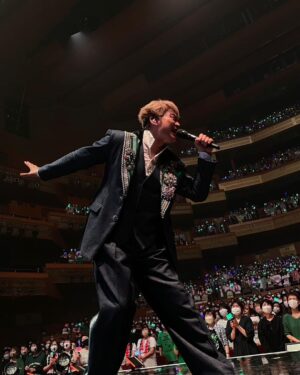 Shingo Katori Instagram - 昨日今日と
名古屋でライブでした
あまのっちが観に来てくれたから
トークに出てもらって一曲一緒に歌ってもらいました！
愛知県芸術劇場楽しかったよ
また一緒に遊ぼうね名古屋〜！
#BlackRabbit