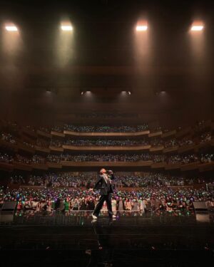 Shingo Katori Instagram - 昨日今日と
名古屋でライブでした
あまのっちが観に来てくれたから
トークに出てもらって一曲一緒に歌ってもらいました！
愛知県芸術劇場楽しかったよ
また一緒に遊ぼうね名古屋〜！
#BlackRabbit