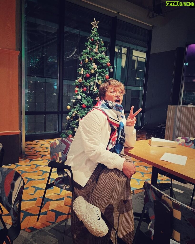Shingo Katori Instagram - #J_O_CAFE #差入れ #アイスコーヒー #クリスマスブレンド #10杯 #購入 #クリスマスツリー #記念写真 #BISTRO_J_O #香取慎吾 #louisvuitton #chanel #gucci #balenciaga #ピース @j_o_friendshop