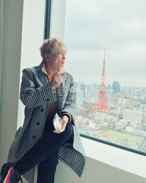 Shingo Katori Instagram - ホテルでプラダでサンドウィッチ
と東京タワー
@25ansjp 今日発売

#25ans
#東京エディション虎ノ門
#TokyoEDITIONToranomon
#プラダ
#PRADA
#サンドウィッチ
#赤トンボ
#東京タワー
#tokyotower