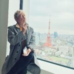 Shingo Katori Instagram - ホテルでプラダでサンドウィッチ と東京タワー @25ansjp 今日発売 #25ans #東京エディション虎ノ門 #TokyoEDITIONToranomon #プラダ #PRADA #サンドウィッチ #赤トンボ #東京タワー #tokyotower