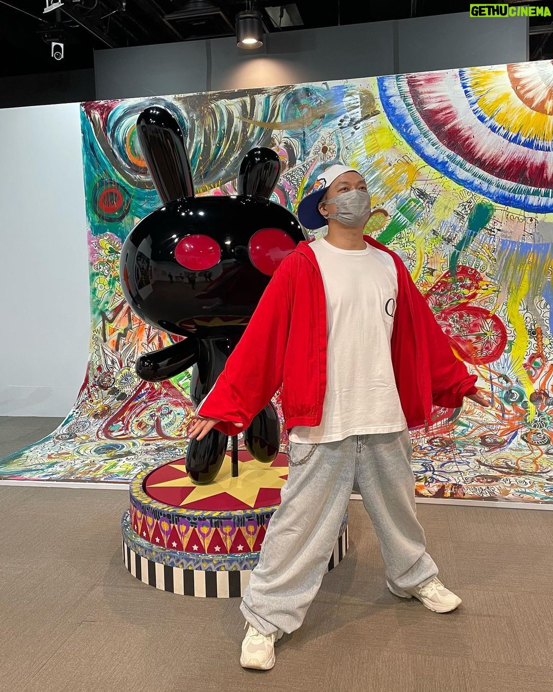 Shingo Katori Instagram - 昨日の夜は 明日から #グランフロント大阪 で始まる個展の設営に行ったぞ 渋谷ヒカリエから大阪にやって来た #WhoAmITour 会場が変わり、また違った雰囲気で、良きですよ! LIVEは今日が大阪最終日 今日も歌って踊ってみんなで Let's大阪!楽しみまする! #BlackRabbit