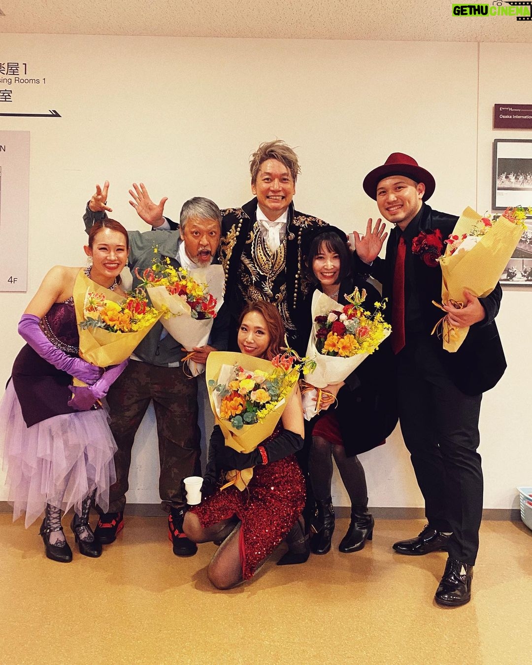 Shingo Katori Instagram - 昨日から 大阪 #フェスティバルホール でLIVEやってます。 明日19日まで。楽しい! #SNGdancers #SNGband に 4月のお誕生日が多い事を発見 昨日終演後お誕生会! ライブしながら20日からの個展の設営しながら ハッピーに包まれた大阪です! #BlackRabbit #WhoAmITour