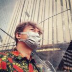 Shingo Katori Instagram - 吾郎ちゃんの舞台 #サンソン を観に行きました。 一緒にファンミーティングでわちゃわちゃしている人とは思えない素敵な俳優さんでした。 大好きなパリを思い出し、とても高貴な時間を、池袋で過ごせました。 外に出ると雨が降っていましたが、あまり来た事のない池袋の街を少し歩きました。 素晴らしい舞台で、吾郎ちゃん頑張っていました。 僕も、明日から大阪でLIVE #BlackRabbit 笑顔溢れる空間を楽しみます！
