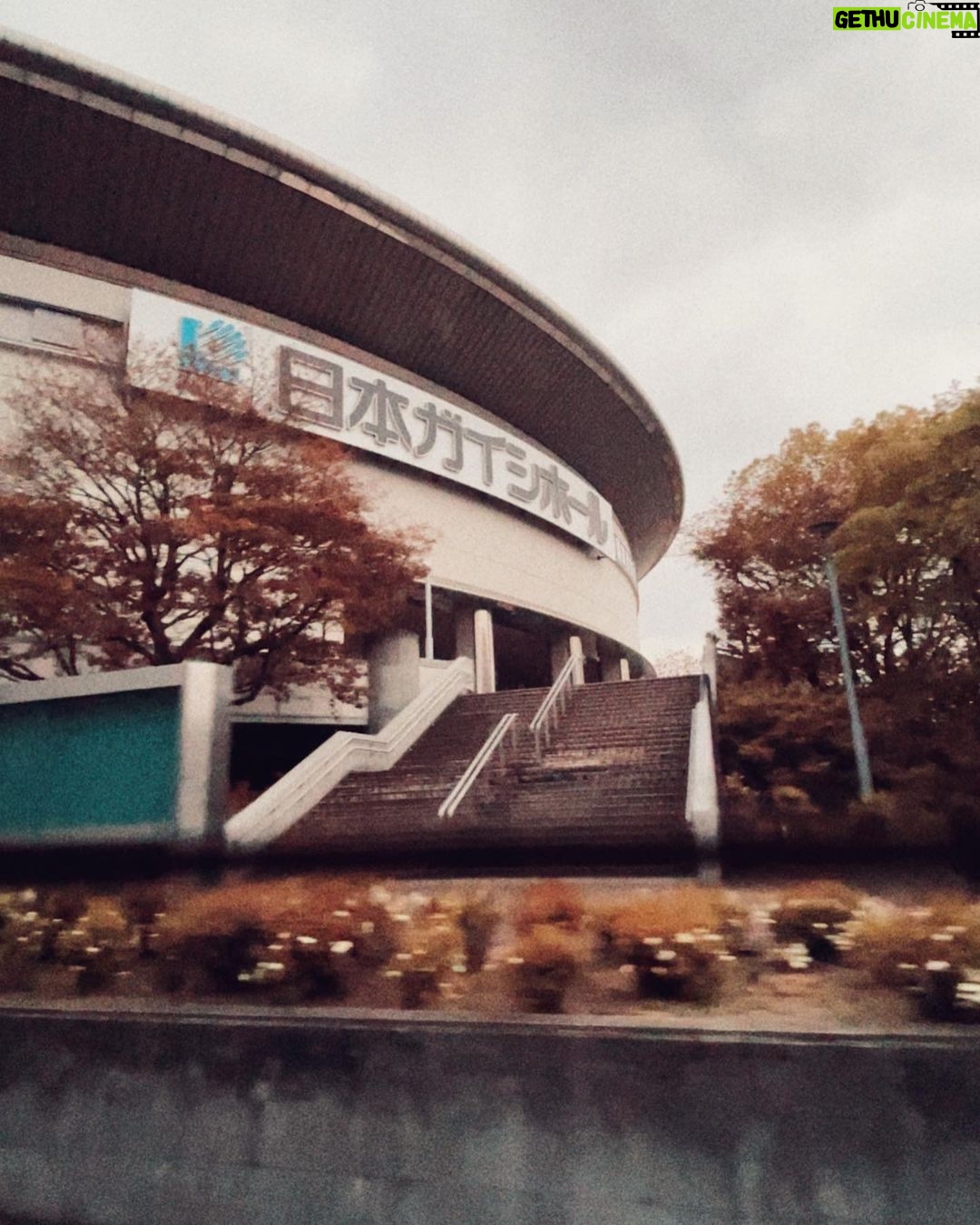 Shingo Katori Instagram - *ファンミ・LIVE・個展で全国をぴょんぴょん飛び回ってるツアーのお供 #ミッキーマウス な #GUCCI *白湯ではなくホットコピ #BRIEFING *きけん!くぐるな! どこを⁈ ストレッチなんかしてみちゃったりなんかしてます #BALENCIAGA *YouTubeのスタッフが、ピアノつけてみました笑。と僕の #ひつまぶし の写真とともに送ってきてくれました #愛知の夜 / #香取慎吾 *昔 #名古屋レインボーホール だった #日本ガイシホール で幸せファンミーティング *帰りにもう一度 #ひつまぶし 次はLIVEで5月3日、4日 愛知県芸術劇場で #ひつまぶし を食べます! その前に来週は大阪でLIVE、個展も開催、楽しみ! #NAKAMAtoMEETING_vol2 #NtMv2 #BlackRabbit #WhoAmITour