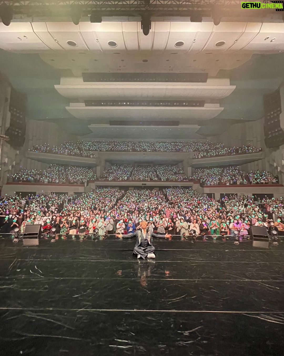 Shingo Katori Instagram - NHKホール3日間楽しかったぁ。ありがとう。子供の頃初めてのドラマに緊張した事、大河ドラマのプレッシャーに飲み込まれそうになった事、紅白歌合戦で一瞬の短い自分のソロパートが上手く歌えずへこんで、その年を終えた時の事。沢山のNHKでの、僕を強く成長させてくれた思い出に包まれながら、幸せいっぱいな3日間でした! 次は大阪 愛知 石川 福島 福岡 全国ぴょんぴょん飛び回ります。 #BlackRabbit で一緒に幸せ時間を抱きしめましょう! *素敵なホールを歩き回ってみた。グッズ売り場の後ろが岡本太郎で驚き、感動の香取慎吾。