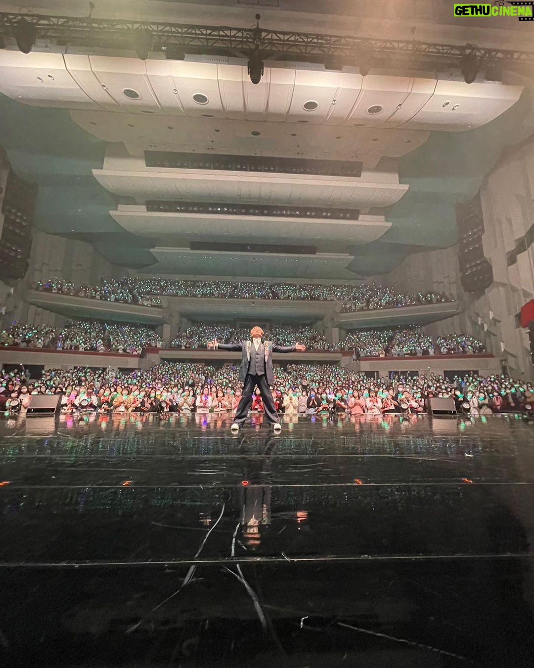 Shingo Katori Instagram - NHKホール3日間楽しかったぁ。ありがとう。子供の頃初めてのドラマに緊張した事、大河ドラマのプレッシャーに飲み込まれそうになった事、紅白歌合戦で一瞬の短い自分のソロパートが上手く歌えずへこんで、その年を終えた時の事。沢山のNHKでの、僕を強く成長させてくれた思い出に包まれながら、幸せいっぱいな3日間でした! 次は大阪 愛知 石川 福島 福岡 全国ぴょんぴょん飛び回ります。 #BlackRabbit で一緒に幸せ時間を抱きしめましょう! *素敵なホールを歩き回ってみた。グッズ売り場の後ろが岡本太郎で驚き、感動の香取慎吾。