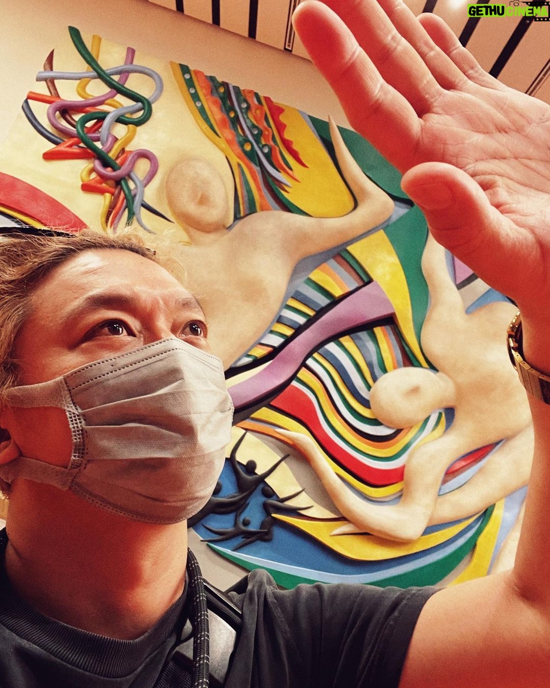 Shingo Katori Instagram - NHKホール3日間楽しかったぁ。ありがとう。子供の頃初めてのドラマに緊張した事、大河ドラマのプレッシャーに飲み込まれそうになった事、紅白歌合戦で一瞬の短い自分のソロパートが上手く歌えずへこんで、その年を終えた時の事。沢山のNHKでの、僕を強く成長させてくれた思い出に包まれながら、幸せいっぱいな3日間でした! 次は大阪 愛知 石川 福島 福岡 全国ぴょんぴょん飛び回ります。 #BlackRabbit で一緒に幸せ時間を抱きしめましょう! *素敵なホールを歩き回ってみた。グッズ売り場の後ろが岡本太郎で驚き、感動の香取慎吾。