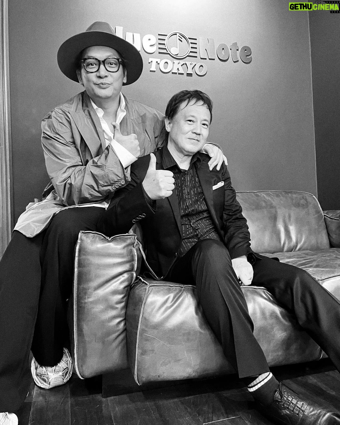 Shingo Katori Instagram - #村田さん の #ブルーノート東京 でのLIVEを観に行って来ました! #村田さん のインスタ @yoichi_murata_official でブルーノート東京でLIVEをやる事を知り いつか観に行ってみたいブルーノート東京で #村田さん これは行ってみよう やってみよう ネットでチケット 買ってみよう ディナーコース付きチケット買ってみて 行ったら単品も頼めるっていうから フライドポテトとか、 フライドポテトとか、 #村田さん の音に酔いしれながら フライドポテトに酔いしれて ミュージシャン皆さんの音に酔いしれながら フライドポテトに酔いしれて ブルーノート東京のフライドポテトは #スウィンギンポテト って言うんだって とっても素敵なご飯でした! あ とっても素敵なLIVEでした!! 終演後 #村田さん にも会えました。 LIVEな音が身体に響き渡り、僕の中でダンスしてました。 最高すぎ! 最高スウィンギン! #スウィンギンポテト #村田陽一 #村田陽一ビッグバンド #SNGband