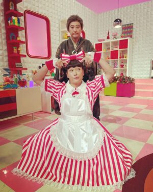 Shingo Katori Instagram - 明日のワルイコあつまれの
友近さんが一休さんだったり。

ワルイコに来てくれた時のみちょぱとしんごちんだったり。

慎吾ママと楊貴妃な吉田羊さんだったり。

漫画風ポートレートだったり。

明後日金沢21世紀美術館での個展閉幕だったり。

カホさんの昼寝だったり。

昼寝なのに自撮りだったり。

僕のリュックだったり。

#ワルイコあつまれ 
#友近
#一休さん
#慎吾ママ
#みちょぱ
#しんごちん
#吉田羊
#楊貴妃
#漫画風ポートレート
#金沢
#WhoAmITour
#金沢21世紀美術館 
#カホさん
#昼寝
#自撮り
#リュック
#バレンシアガ
#balenciaga