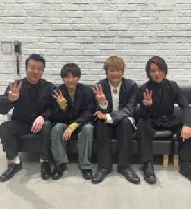 Shingo Katori Instagram - スリーピース！ あれから22年。また会えた。嬉し楽しかった。また会いたい！ #須賀健太 #松岡充 #加藤浩次 #香取慎吾 #人にやさしく#スリーピース #行列のできる相談所 @sugakenta1019 @matsuokamitsuru0812