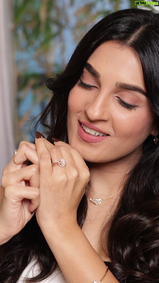 Shiny Doshi Instagram - Being away from each other can be tough but with CaratLane Postcards, I can always relive how Lavesh managed to make even this experience special for us🥰💜 Use code “SHINY5” and get 5% off on ALL diamond jewellery @caratlane on min purchase of ₹15,000✨ #Ad #caratlane #postcards #khulkekaroexpress #mycaratlanestory #giftacaratlane
